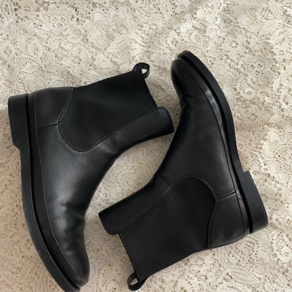 VINCE Black Ryker Leather Ankle Chelsea Boots with Elastic Panels